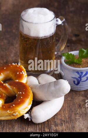 Bayerische Kalbswurst mit Brezel und Bier Stockfoto