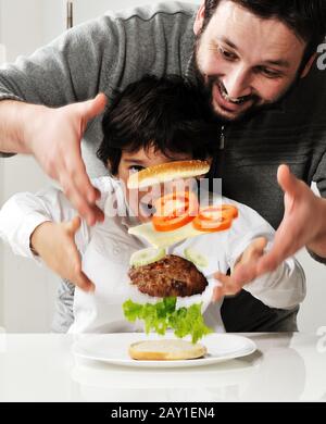 Konzeptionelle Fotografie - Zutaten der Hamburger fliegen. Stockfoto