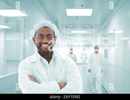 Arbeiten von Menschen mit weißen Uniformen in modernen Einrichtungen Stockfoto
