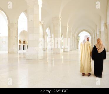 Muslimisch-arabisches Paar in der Halle Stockfoto
