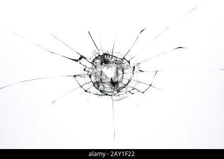 Die Textur eines zerbrochenen Glases, nachdem es von einem festen Gegenstand getroffen wurde. Risse isoliert auf Weiß. Konzeptelement für Design. Stockfoto