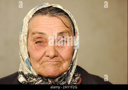 Nahaufnahme des Porträts der älteren seriösen Frau Stockfoto