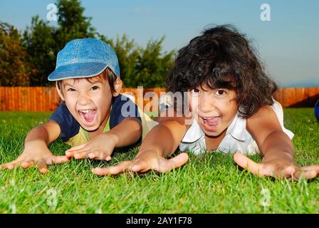 Glückliche Kinder auf schöner grüner Wiese Stockfoto