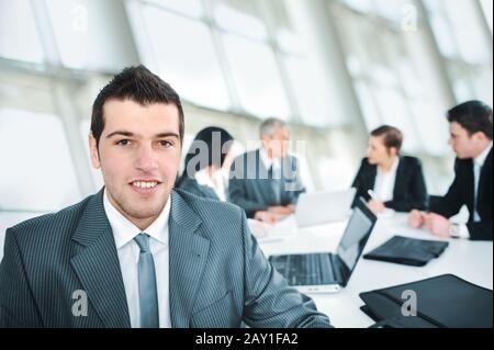 Porträt des jungen Geschäftsmann im Büro Stockfoto