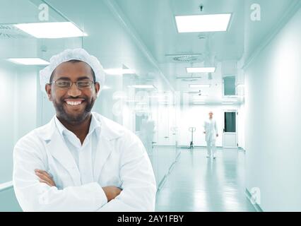 Arbeiten von Menschen mit weißen Uniformen in modernen Einrichtungen Stockfoto