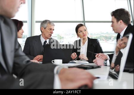 Gruppe von Geschäftsleuten bei Treffen im Büro Stockfoto