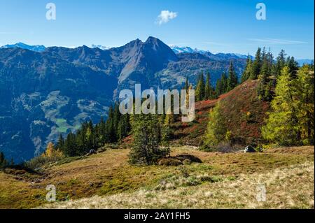 Sonnige idyllische Herbstalpenszene. Ruhiger Alpenblick vom Wanderweg von Dorfgastein zu Paarseen, Land Salzburg, Österreich. Picturesqu Stockfoto