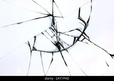 Zerbrochenes Glas mit Rissen im Fenster. Stockfoto