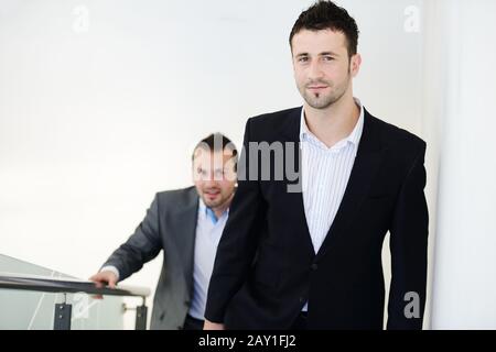 Erfolgreiche Geschäftsleute gehen Treppen hoch Stockfoto