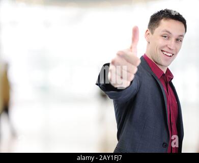 Junger kaukasischer Mann mit Daumen nach oben Stockfoto