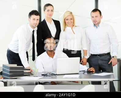 Erfolgreiche Geschäftsleute im Büro Stockfoto