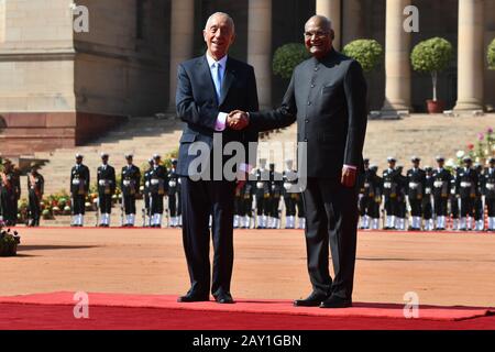 (200214) -- NEU DELHI, 14. Februar 2020 (Xinhua) -- der indische Präsident Ram Nath Kovind (R) trifft sich mit dem portugiesischen Präsidenten Marcelo Rebelo de Sousa bei einem feierlichen Empfang in Neu-Delhi, Indien, 14. Februar 2020. Der portugiesische Präsident Marcelo Rebelo De Sousa kam am Donnerstag zu einem viertägigen Staatsbesuch nach Neu-Delhi. Dies ist Rebelo de Sousa's erster Besuch in Indien. (Foto von Partha Sarkar/Xinhua) Stockfoto