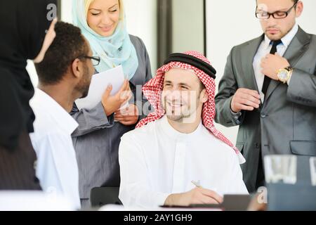 Leute aus dem mittleren Osten, die ein Geschäftstreffen im Büro haben Stockfoto