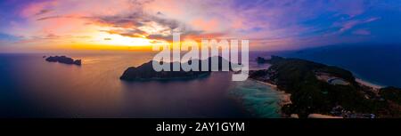 Wundervolle Aussicht auf den Strand von Nui von der Drohne aus. Ko Phi Phi Don, Thailand. Andamanensee Stockfoto