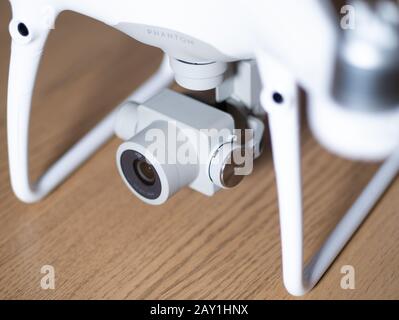 Großbritannien - Februar 2020: DJI Phantom 4 Drone Nahaufnahme auf Holzhintergrund Kontrast Stockfoto