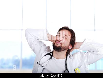 Nahaufnahme eines glücklichen Oberarztes mit Stethoskop Stockfoto