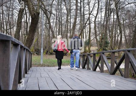 Ein Paar im Park zu Fuß Stockfoto