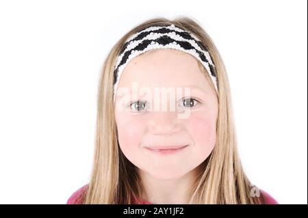 Smarte blonde kleine lächelnde Mädchen Stockfoto