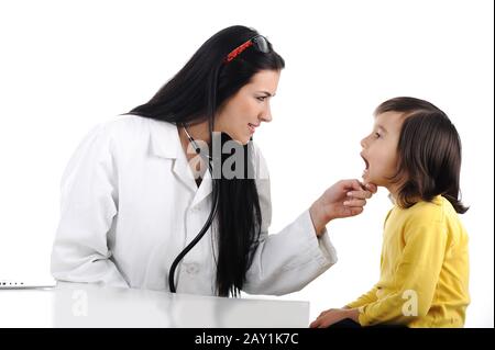 Ärztin untersuchen Kind mit Zunge depressor Stockfoto