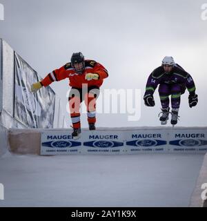 Perce, Quebec, Kanada - 1. Februar 2020 - Sprünge, die von Teilnehmern am Redbull Ice Cross Wettbewerb durchgeführt wurden. Stockfoto