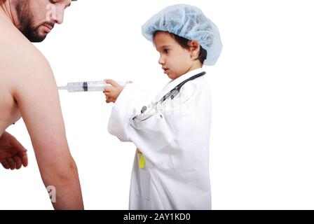 Junge in Uniform, der Erwachsene Patienten injiziert Stockfoto