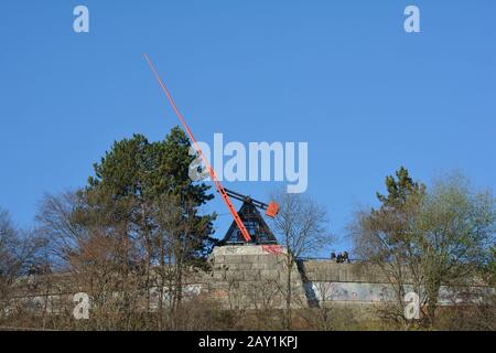 Prag, Tschechien - 3. Dezember 2015: Unidentifizierte Menschen und Prager Metronom Stockfoto