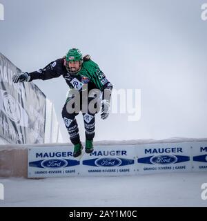 Perce, Quebec, Kanada - 1. Februar 2020 - Sprünge, die von Teilnehmern am Redbull Ice Cross Wettbewerb durchgeführt wurden. Stockfoto