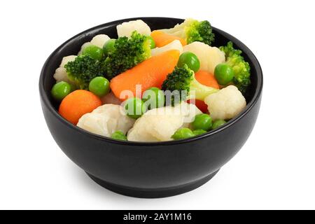 Gemischtes Gemüse in schwarzer Keramikschale isoliert auf Weiß. Stockfoto