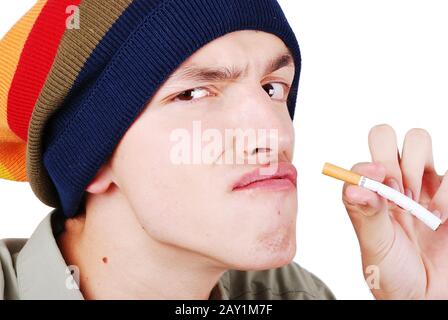 Lustiger junger Mann mit Zigarette in der Hand Stockfoto