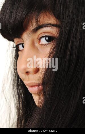 Schulmädchen, schwarzes langes Haar, Porträt, schwarze Augen Stockfoto