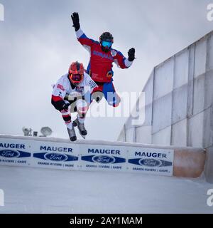 Perce, Quebec, Kanada - 1. Februar 2020 - Sprünge, die von Teilnehmern am Redbull Ice Cross Wettbewerb durchgeführt wurden. Stockfoto