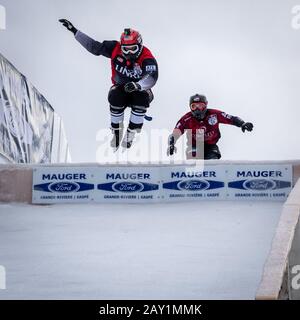 Perce, Quebec, Kanada - 1. Februar 2020 - Sprünge, die von Teilnehmern am Redbull Ice Cross Wettbewerb durchgeführt wurden. Stockfoto