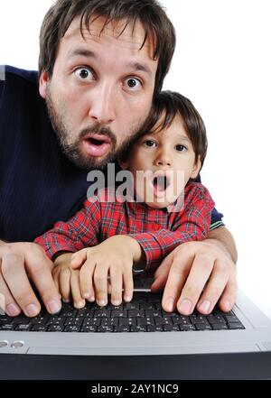 Vater und Sohn auf Laptop Stockfoto