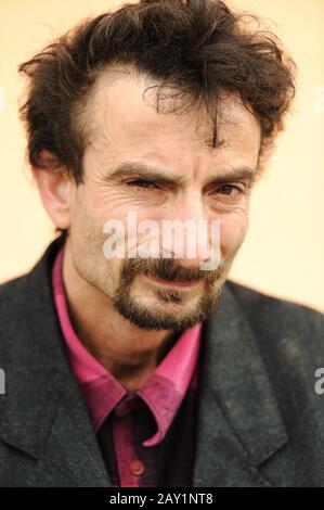 Porträt eines attraktiven Mannes mit einem Bart, der direkt zur Kamera blickt Stockfoto