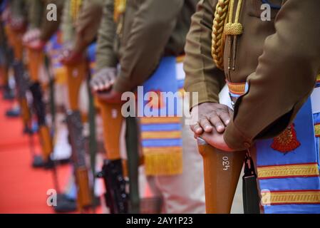 Pulwama, Indien. Februar 2020. Indische Streitkräfte zollen während der Kranzniederlegung in Pulwama Tribut.Die Central Reserve Police Force zahlte ihren 40 Mitarbeitern Tribute, die an diesem Tag im letzten Jahr ihr Leben verloren hatten, als ihr Konvoi bei einem Selbstmordanschlag auf die Gedenkstätte in CRPF Lethopora Camp einige ins Visier genommen wurden 35 KM von Srinagar. Credit: Sopa Images Limited/Alamy Live News Stockfoto