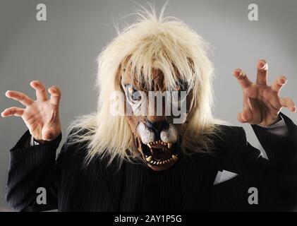 Porträt des Geschäftsmannes des Monsterbosses mit dem Gesicht des Löwen Stockfoto