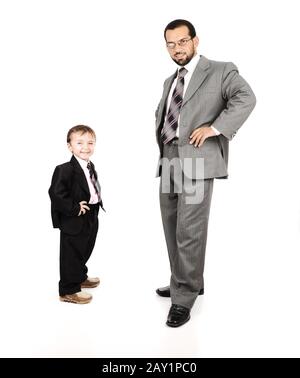 Der junge Vater und sein Sohn tragen Anzüge Stockfoto