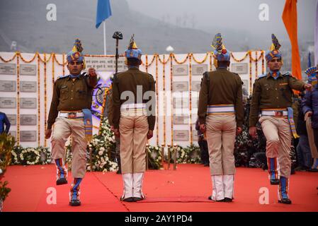 Pulwama, Indien. Februar 2020. Indische Streitkräfte zollen während der Kranzniederlegung in Pulwama Tribut.Die Central Reserve Police Force zahlte ihren 40 Mitarbeitern Tribute, die an diesem Tag im letzten Jahr ihr Leben verloren hatten, als ihr Konvoi bei einem Selbstmordanschlag auf die Gedenkstätte in CRPF Lethopora Camp einige ins Visier genommen wurden 35 KM von Srinagar. Credit: Sopa Images Limited/Alamy Live News Stockfoto