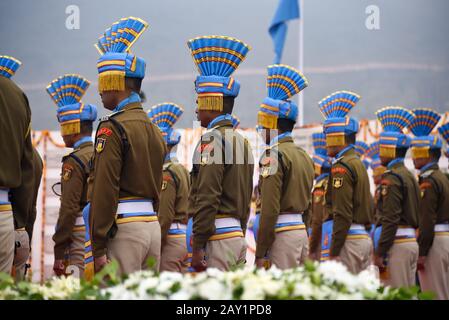 Pulwama, Indien. Februar 2020. Indische Streitkräfte zollen während der Kranzniederlegung in Pulwama Tribut.Die Central Reserve Police Force zahlte ihren 40 Mitarbeitern Tribute, die an diesem Tag im letzten Jahr ihr Leben verloren hatten, als ihr Konvoi bei einem Selbstmordanschlag auf die Gedenkstätte in CRPF Lethopora Camp einige ins Visier genommen wurden 35 KM von Srinagar. Credit: Sopa Images Limited/Alamy Live News Stockfoto