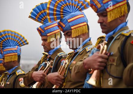 Pulwama, Indien. Februar 2020. Indische Streitkräfte zollen während der Kranzniederlegung in Pulwama Tribut.Die Central Reserve Police Force zahlte ihren 40 Mitarbeitern Tribute, die an diesem Tag im letzten Jahr ihr Leben verloren hatten, als ihr Konvoi bei einem Selbstmordanschlag auf die Gedenkstätte in CRPF Lethopora Camp einige ins Visier genommen wurden 35 KM von Srinagar. Credit: Sopa Images Limited/Alamy Live News Stockfoto