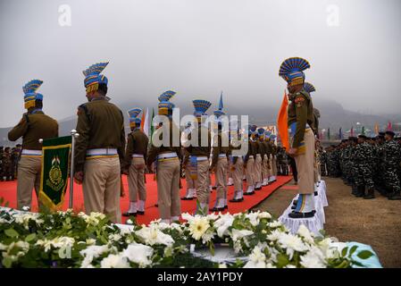 Pulwama, Indien. Februar 2020. Indische Streitkräfte zollen während der Kranzniederlegung in Pulwama Tribut.Die Central Reserve Police Force zahlte ihren 40 Mitarbeitern Tribute, die an diesem Tag im letzten Jahr ihr Leben verloren hatten, als ihr Konvoi bei einem Selbstmordanschlag auf die Gedenkstätte in CRPF Lethopora Camp einige ins Visier genommen wurden 35 KM von Srinagar. Credit: Sopa Images Limited/Alamy Live News Stockfoto