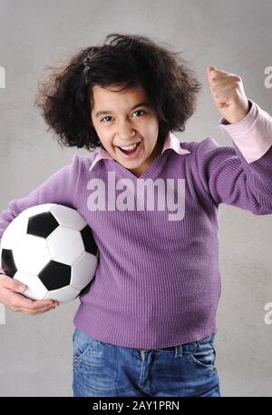 Junges Mädchen mit Fußball Stockfoto