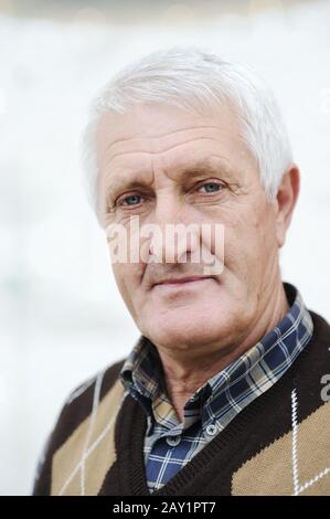 Porträt eines gutaussehenden Seniors mit grauem Haar Stockfoto