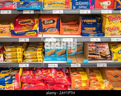 Masse der beliebten Keks Marken in bunten Kunststoffverpackungen auf Supermarkt-Regal. Metapher Zucker in der Ernährung, zuckerhaltige Snacks, Gewicht zu setzen Stockfoto