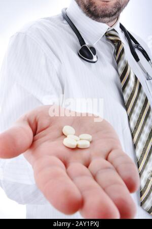 Junger Arzt mit Pille Stockfoto