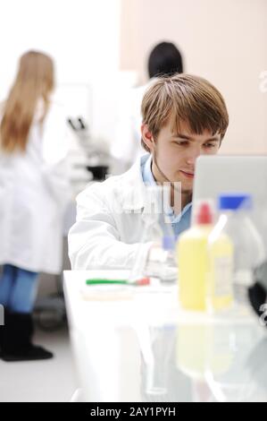 Erfolgreiche Teamarbeit im Labor Stockfoto