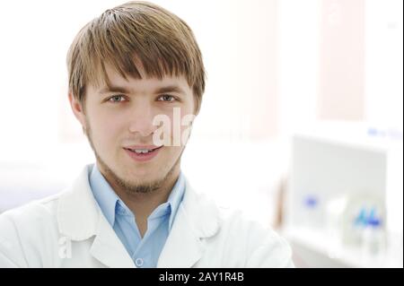 Porträt des jungen Forschers im Labor Stockfoto