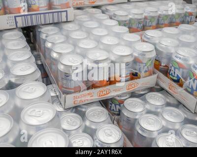 Stapeln Sie 24-Pack-Kartons von Fanta Zero Sugar Softdrink im britischen Supermarkt. Erfüllung der Anforderungen an zuckerhaltige Diätgetränke, Bedenken hinsichtlich der Zuckeraufnahme Stockfoto