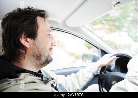 Männlicher Fahrer im Auto Stockfoto