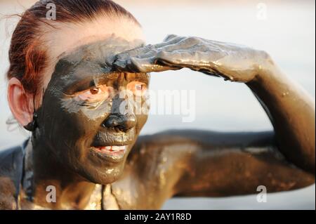 Ältere Frau in einem Badeanzug aus natürlichem Mineralschlamm, der aus dem toten Meer in Jordanien stammt Stockfoto